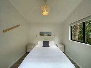 2 bedrooms, WiFi, bed sheets - Tui Cottage -  Walk to Onetangi Beach (Waiheke Island)