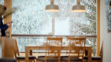 165-cm Smart TV with satellite channels, Netflix, heated floors