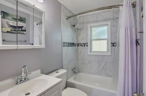 Séchoir à cheveux, serviettes fournies, savon, shampooing