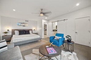 3 chambres, bureau, fer et planche à repasser, lit de bébé portatif