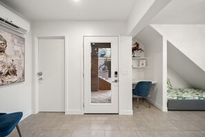 1 camera, una scrivania, ferro/asse da stiro, culla da viaggio