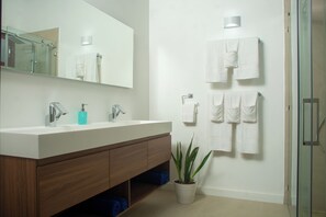 Douche, serviettes fournies, savon, shampooing