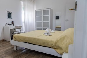 1 dormitorio, tabla de planchar con plancha, wifi y ropa de cama