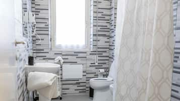 Dusche, Haartrockner, Bidet, Handtücher