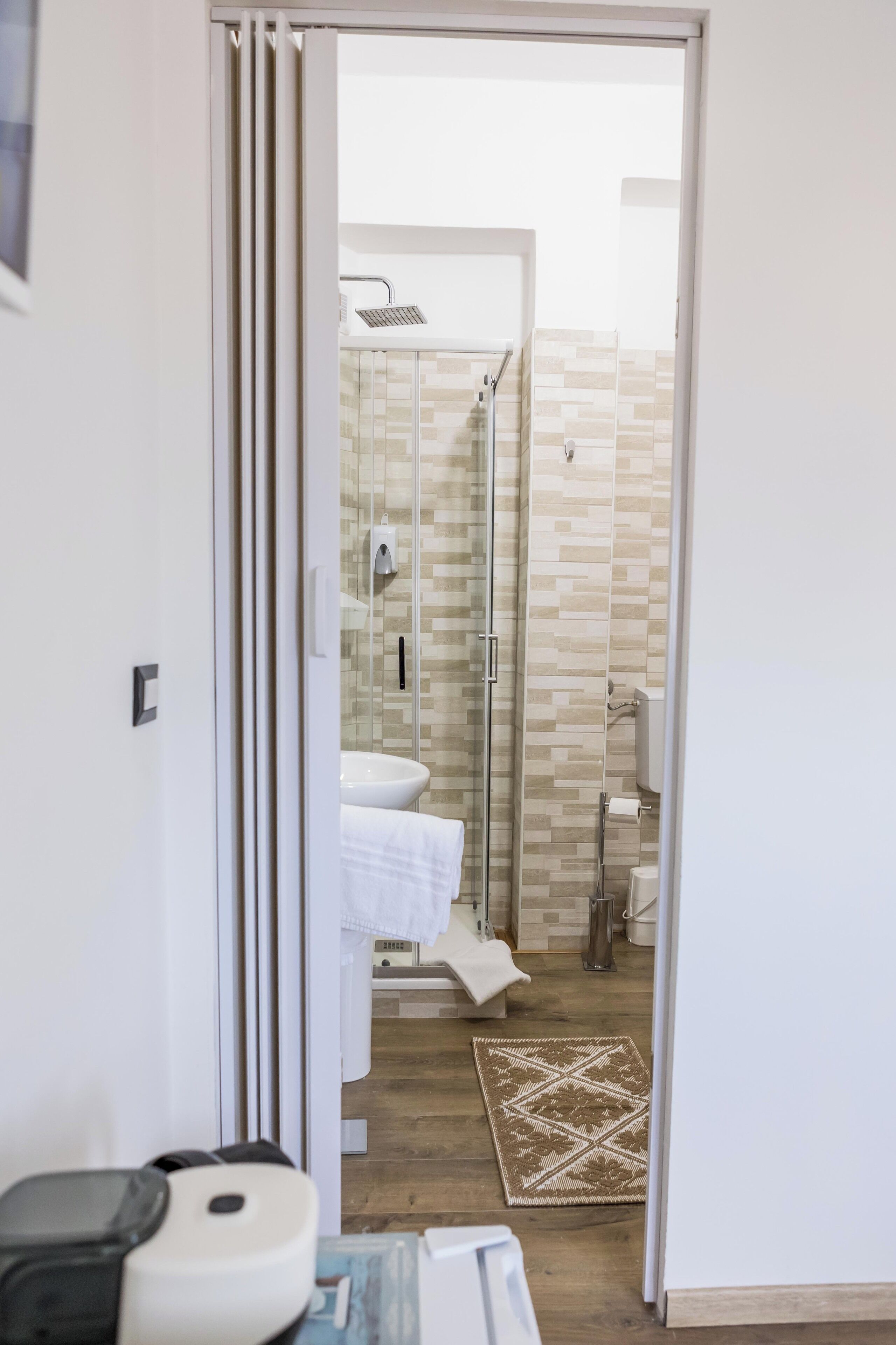 Douche, sèche-cheveux, bidet, serviettes fournies