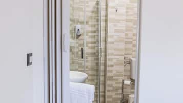 Douche, sĂšche-cheveux, bidet, serviettes fournies