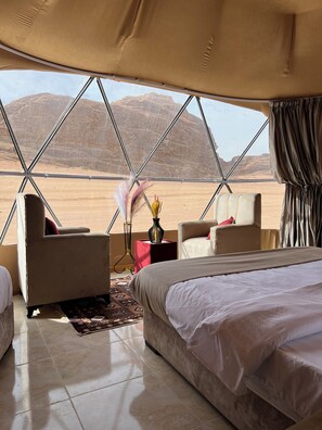 Laptop workspace, wheelchair access - Rose rum camp (Wadi Rum)