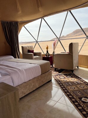 Espacio para trabajar con laptop y acceso para silla de ruedas