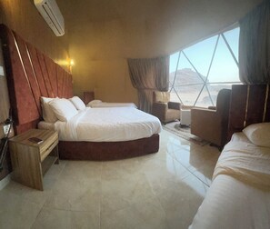 Laptop workspace, wheelchair access - Rose rum camp (Wadi Rum)