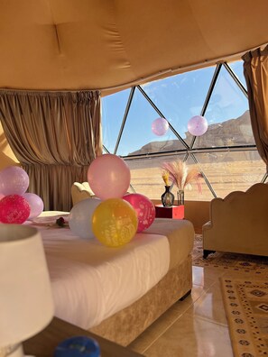 Laptop workspace, wheelchair access - Rose rum camp (Wadi Rum)