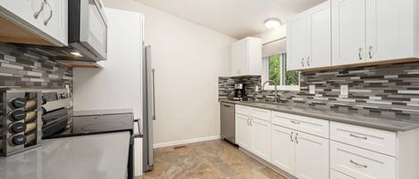 하우스, 침대(여러 개), 발코니, 정원 전망 (1119 S Edinburgh Drive) | 전용 주방 | 냉장고, 전자레인지, 오븐, 쿡탑