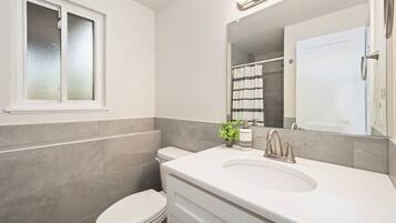 House, Multiple Beds, Balcony, Garden View (1119 S Edinburgh Drive) | Bathroom | Towels