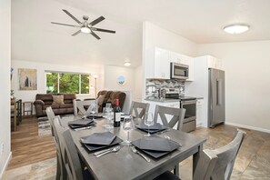Hus, flere senger, balkong, hageutsikt (1119 S Edinburgh Drive) | Innvendig
