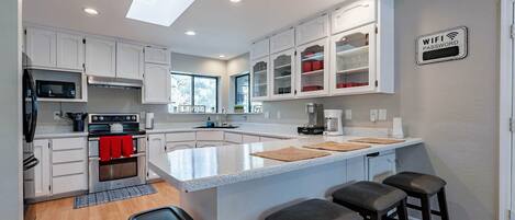 Kjøleskap, mikrobølgeovn, ovn og kokeplater