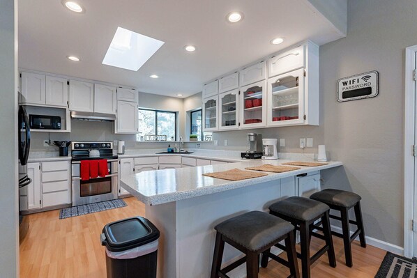 Jääkaappi, mikroaaltouuni, uuni, liesi