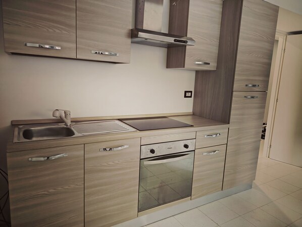 Fridge, oven, stovetop, coffee/tea maker