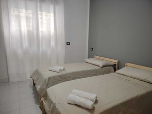 2 habitaciones, escritorio, cuna de viaje y wifi