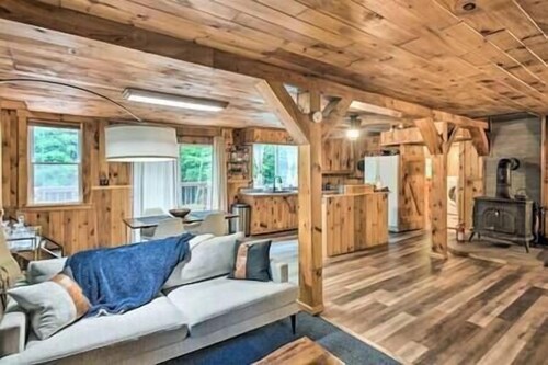 Whispering Woods Cabin - Creekside & Pet Friendly