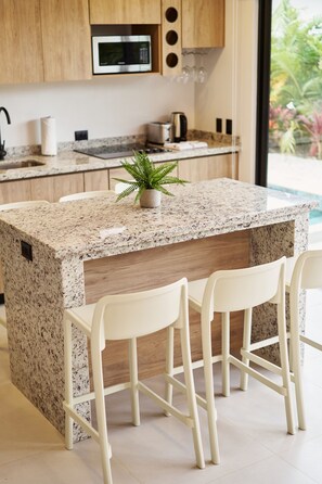 Jääkaappi, mikroaaltouuni, liesi, kahvin-/teenkeitin