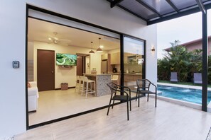 Outdoor dining - Brand-New Private Villa with Pool, Panoramic Views, and Modern Comforts (La Fortuna)