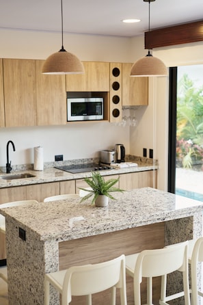 Jääkaappi, mikroaaltouuni, liesi, kahvin-/teenkeitin