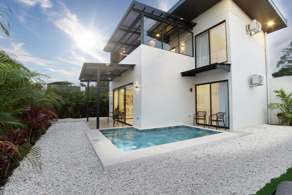 Outdoor pool - Brand-New Private Villa with Pool, Panoramic Views, and Modern Comforts (La Fortuna)