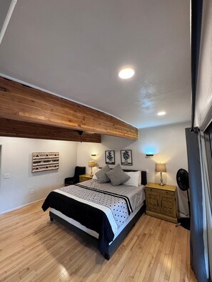 3 bedrooms, desk, iron/ironing board, travel crib