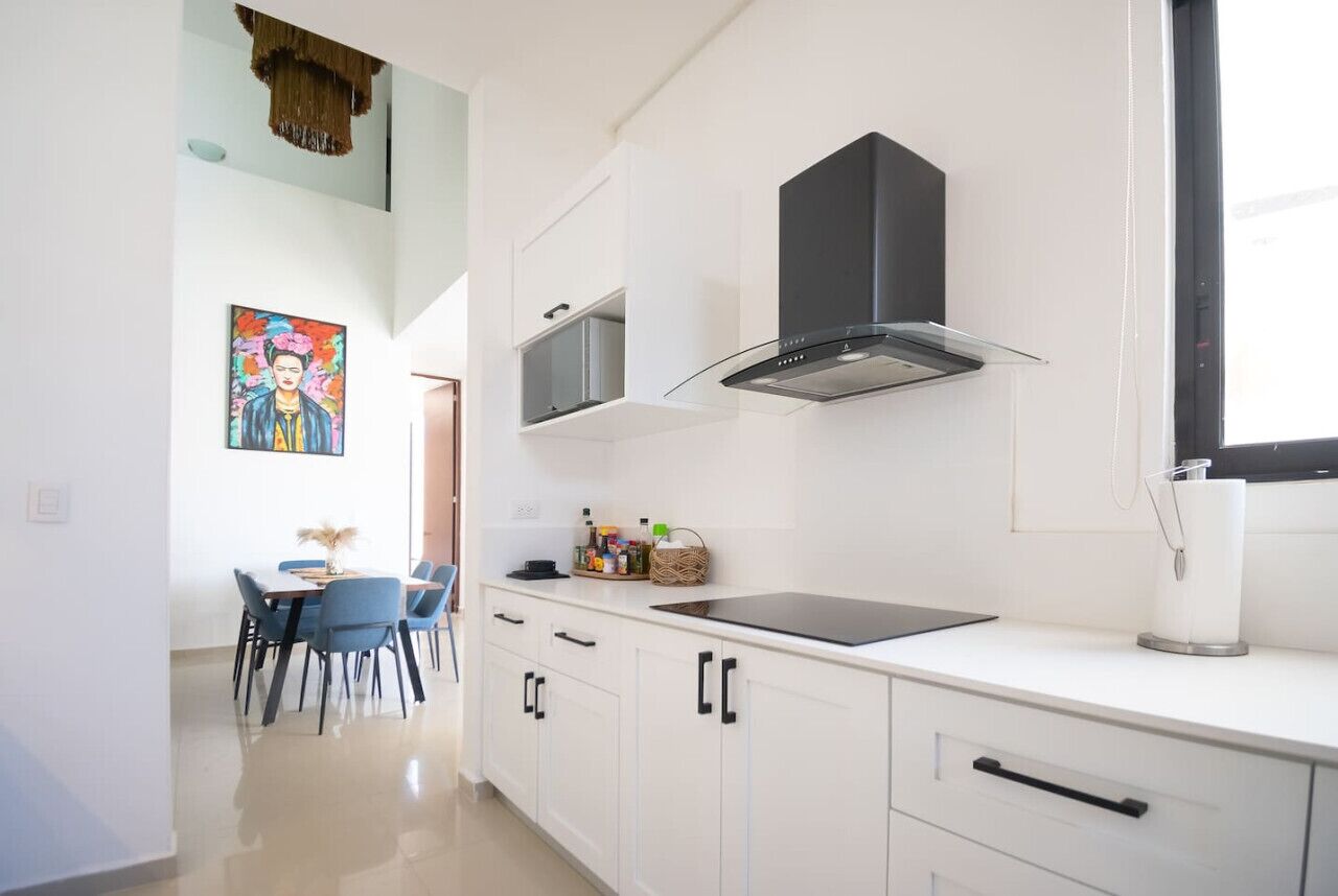 Refrigerador, microondas, parrilla de estufa y cafetera y tetera 
