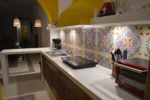 Een koelkast, een kookplaat, een koffiezetapparaat/waterkoker