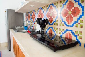 Réfrigérateur, micro-ondes, plaque de cuisson, cafetière/bouilloire