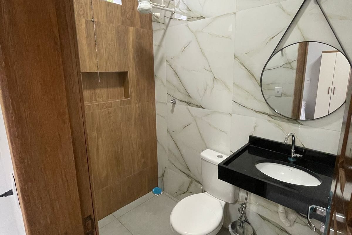 Chambre Simple, vue cour intérieure | Salle de bain | Douche, articles de toilette gratuits, serviettes fournies, savon