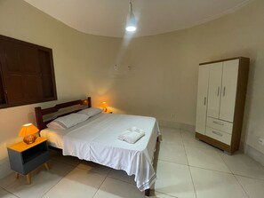 Chambre Double, vue cour intérieure | Bureau, espace de travail pour ordinateur portable, Wi-Fi gratuit