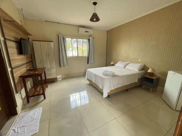 Chambre Double, vue cour intérieure | Bureau, espace de travail pour ordinateur portable, Wi-Fi gratuit