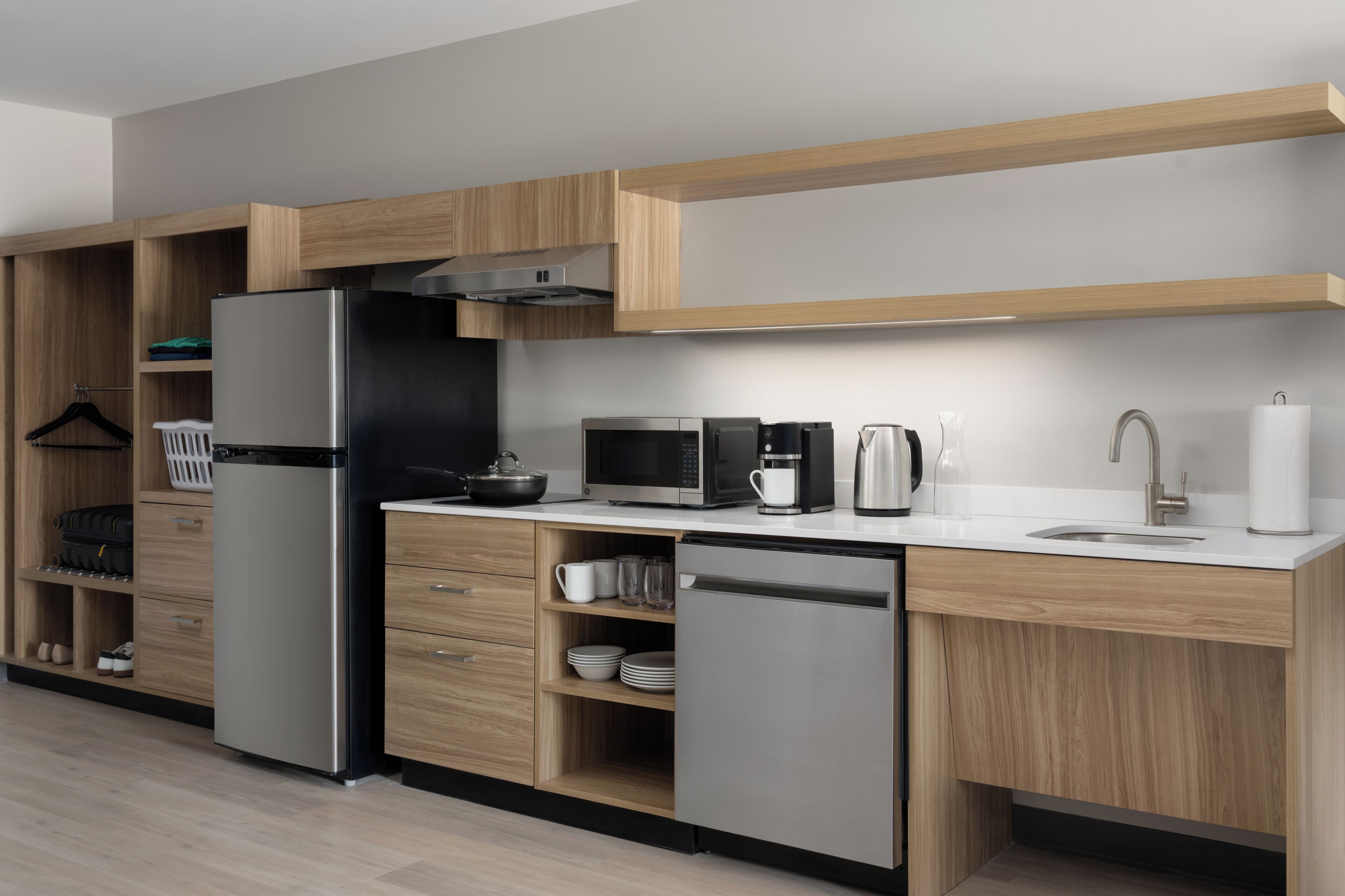 Escritorio, espacio para trabajar con laptop y cunas gratuitas 