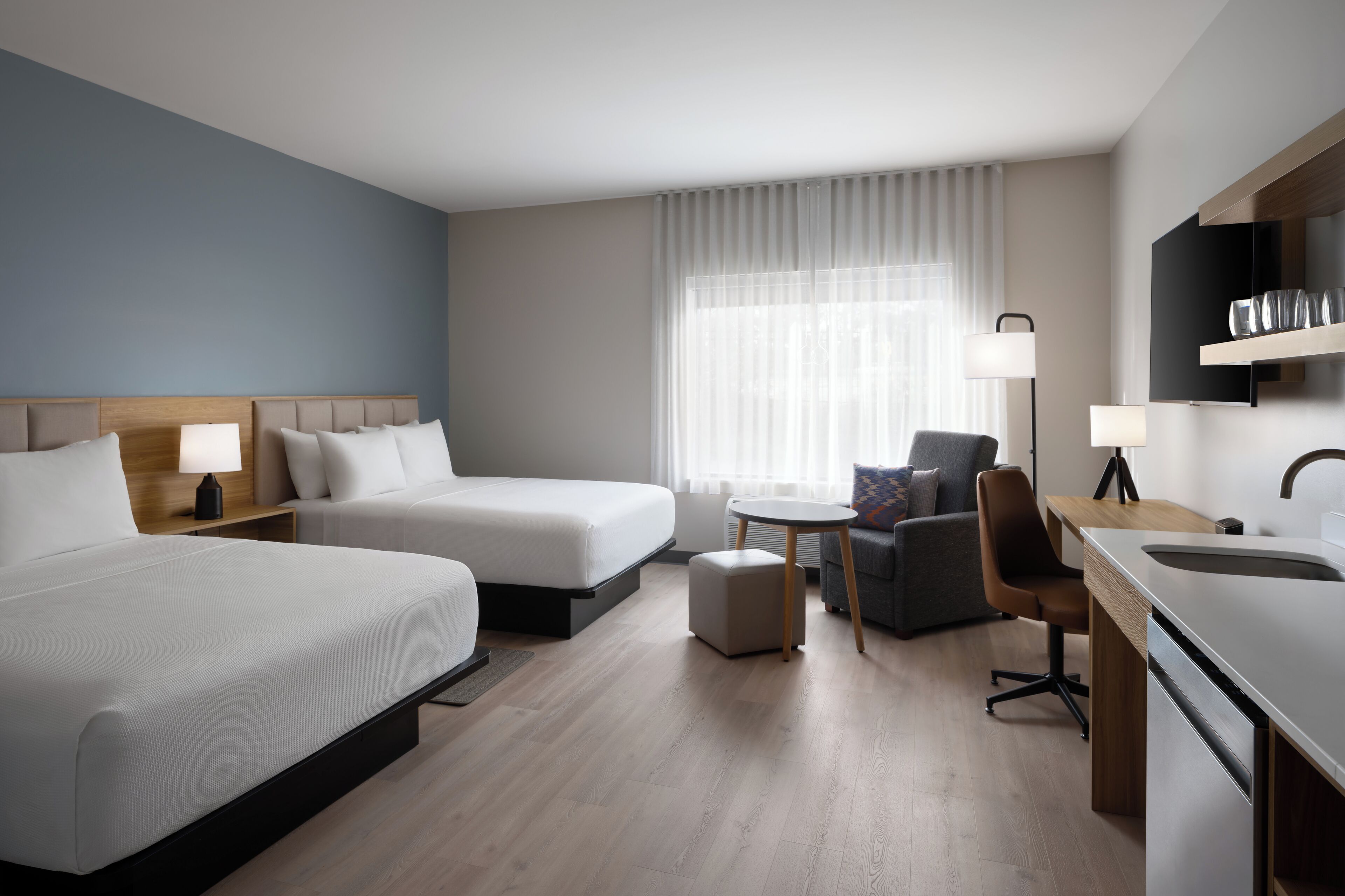 Meja, ruang kerja komputer riba, katil bayi/kot (percuma) 