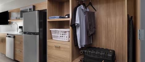 Una scrivania, postazione laptop, culle/letti per bambini (gratuiti)