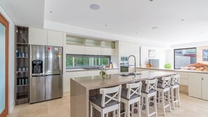 Fridge, microwave, oven, stovetop - Clifftop Luxury with Pool (Kiama)