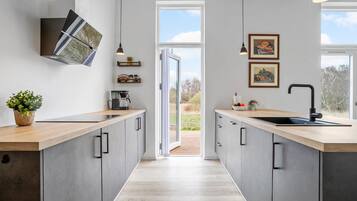 Køleskab, kogeplade, opvaskemaskine, kaffe-/temaskine