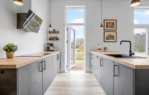 Geladeira, cooktop, lava-louças, cafeteira/chaleira