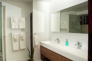 Dusche, Handtücher, Seife, Shampoo