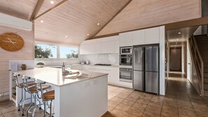 Mikrobølgeovn, ovn, kokeplater og oppvaskmaskin