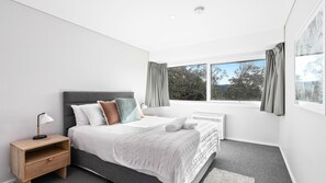 7 bedrooms, desk, iron/ironing board, WiFi