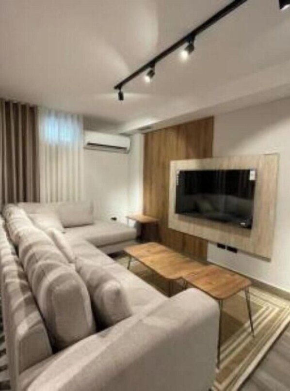Living area - Elite Apartment Booking Tirana - One-Bedroom Apartment (Tirana)