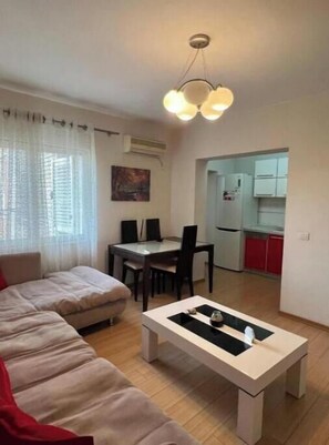 Living area - Blloku Family Apartment - Two-Bedroom Deluxe Apartment (Tirana)