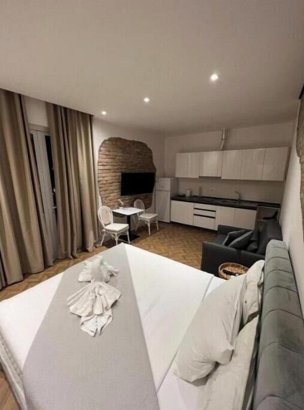 1 bedroom, WiFi - Blloku Central Apartments - Studio Apartment (Tirana)