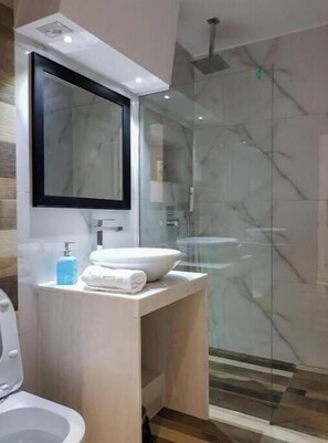 Bathroom - Tirana Central Apartments - Premium - Apartment with Balcony (Tirana)