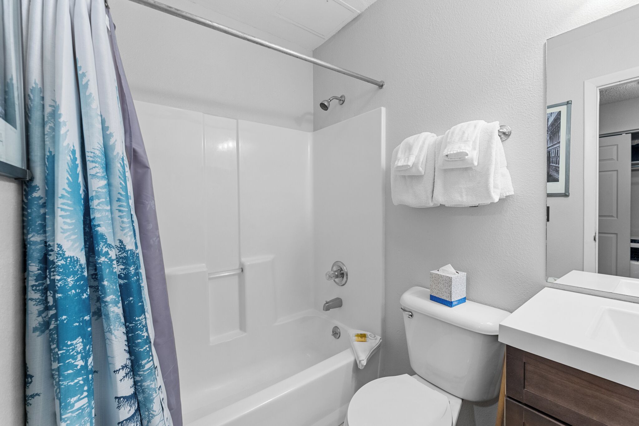 Une salle de bain équipée d’une douche, de toilettes et d’un porte-serviettes.