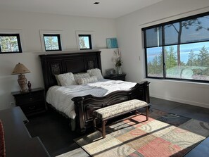 3 bedrooms, in-room safe, desk, iron/ironing board