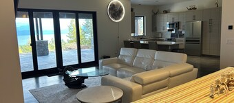 Modern 3-bedroom bungalow in peaceful Somers with great lake and mountain views