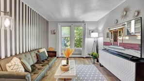 Living area - Chic and Comfy apartment centralized in Rochester (Rochester)